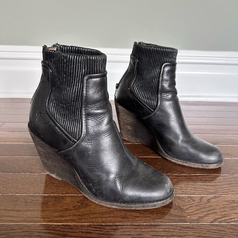 FRYE Women's Carrie Scrunch Back-Zip Boot, Black, 9.5 M US